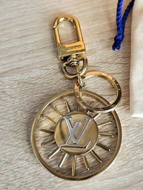 Authentic LOUIS VUITTON Gold 🌞 Sunburst Keychain Bag Charm